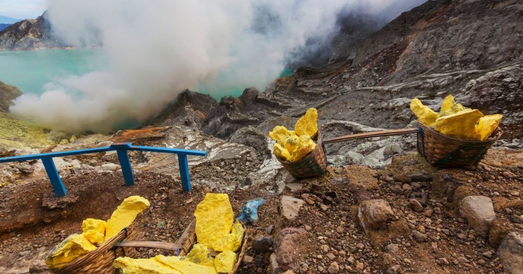 Sulfur di Kawah Ijen