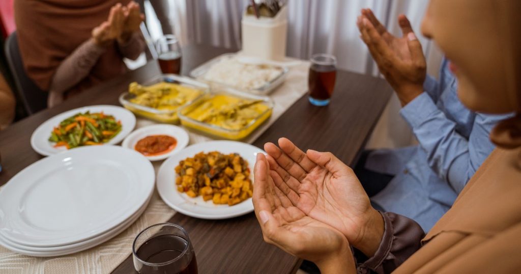 buka puasa bersama di hotel dengan makanan yang halal